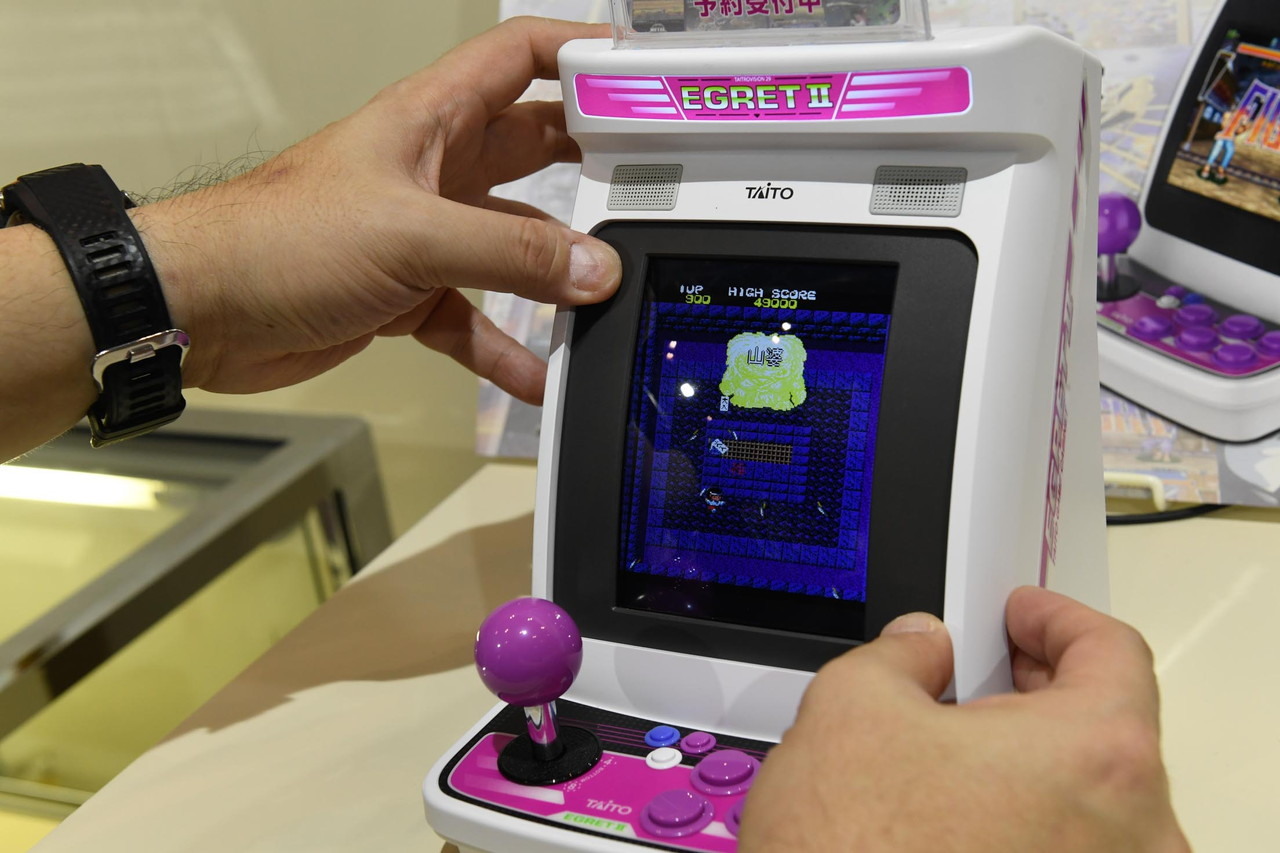 隨時都可以旋轉螢幕。壓下畫面邊框的角落就會讓螢幕彈出來,往右迴轉後再往下按一次就能讓螢幕回歸原位(從橫向→轉至直向的情況下)。顯示格式也會配合這個動作來進行切換 image