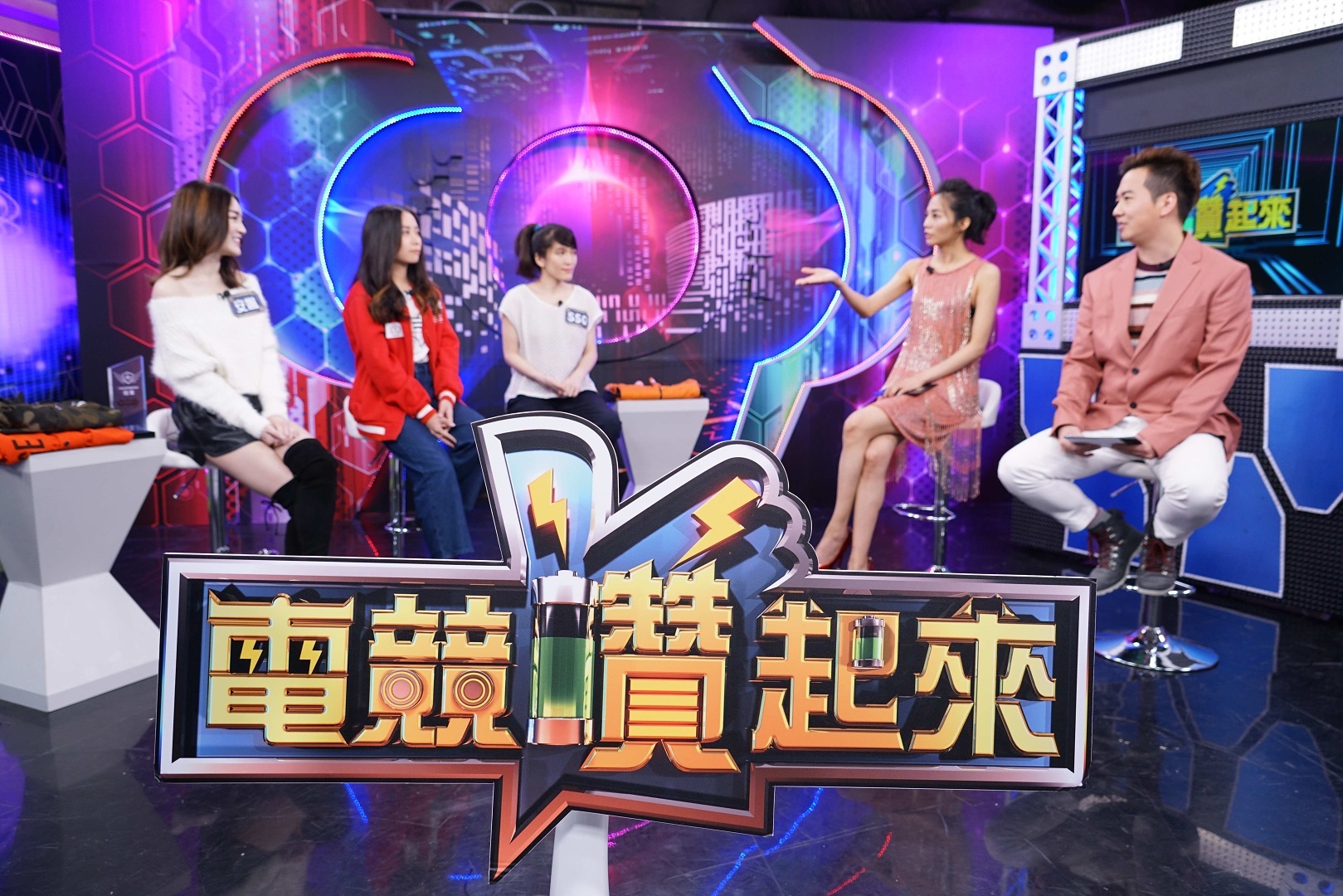 新脫口秀節目「電競讚起來」結合「台灣競讚、挨踢教室」特色於日前在狼谷競技台首播- 巴哈姆特