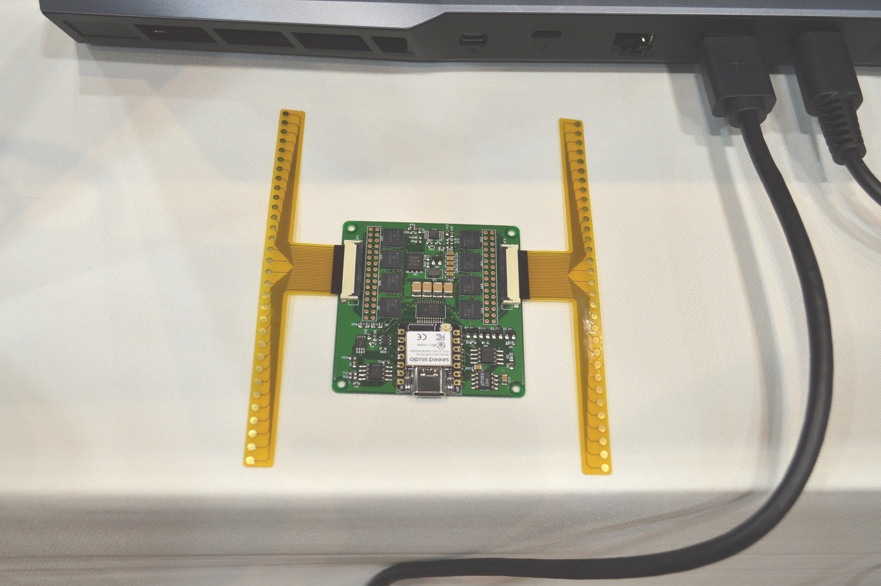 上圖就是用來產生電流刺激的裝置,已經小型化到可以直接裝在智慧型手機的保護殼上面,電源也可以直接取用智慧型手機的電池 image