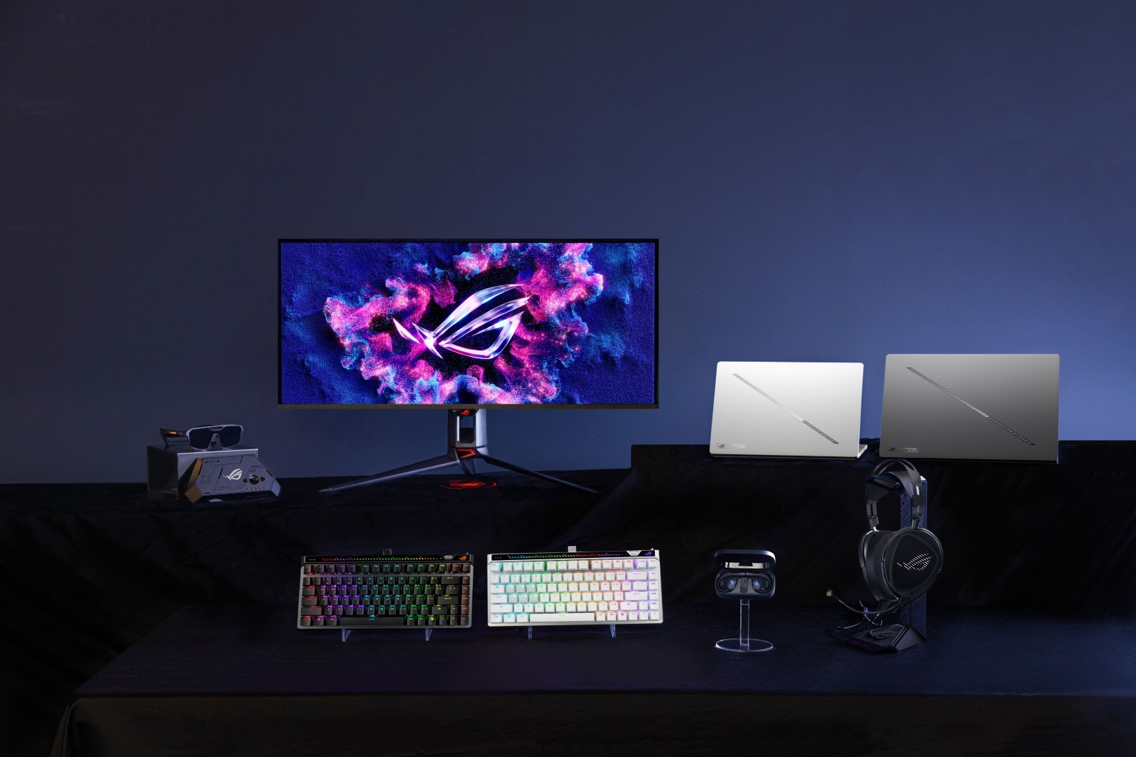 這篇文章主要介紹了ROG品牌在2023年的最新產品和技術發展動態，涵蓋了多個方面，包括顯示器、耳機、鼠標墊、機箱等硬件設