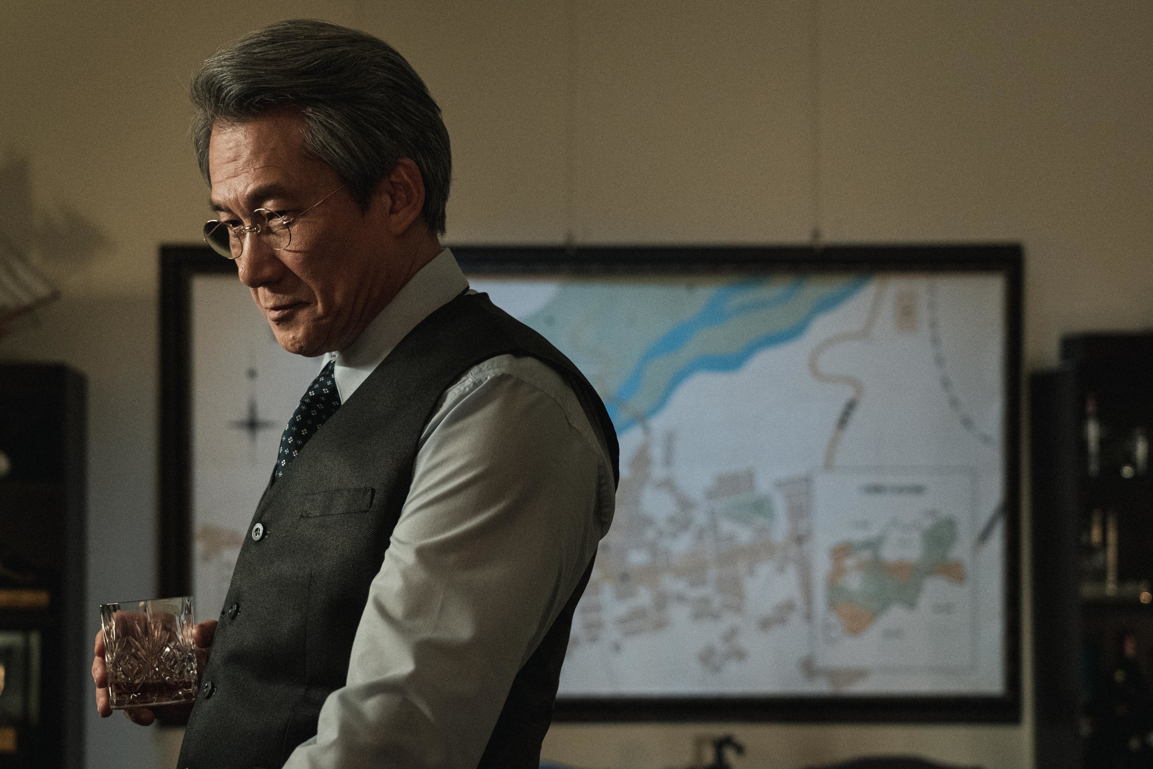 羅光旭飾演在翠華中學掌權 30 年的「沈敬校長」(公視提供) image