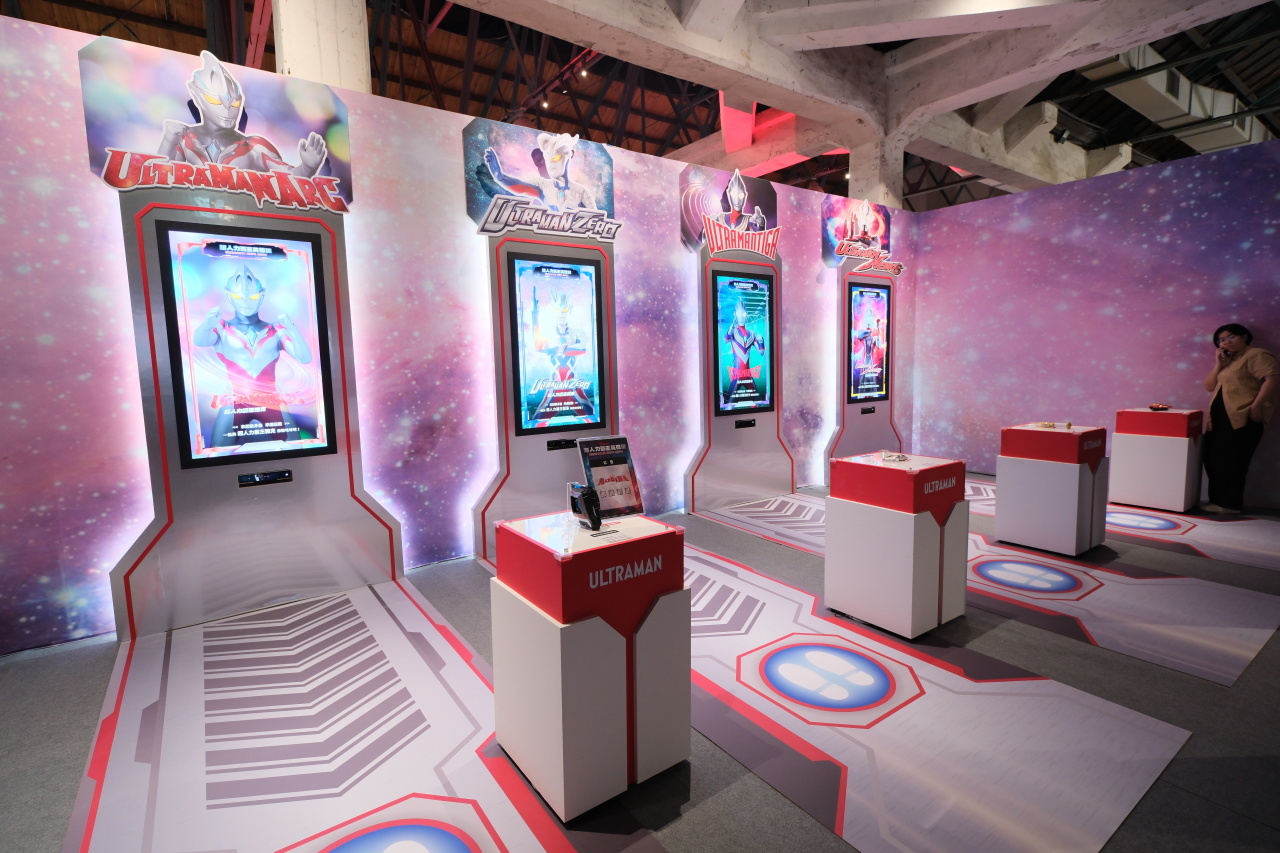 互動區玩家將可以手持變身道具變身超人力霸王與怪獸對決 image