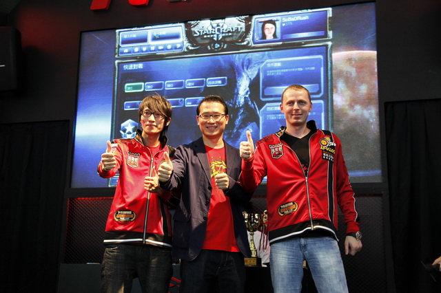 (由左至右) 曜越太陽神選手SoftBall、曜越科技董事長暨執行長林培熙與星海2好手 Aleksey White-Ra Krupnyk