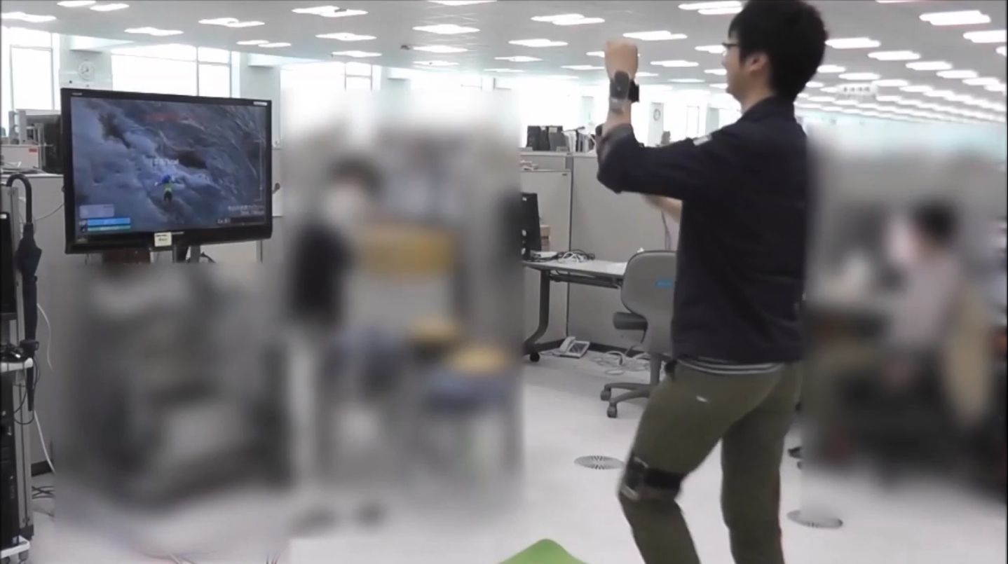 以固定帶將單邊的 Joy-Con 控制器固定於腳部。讓使用雙手攀爬斷崖等各式各樣的新動作登場 image