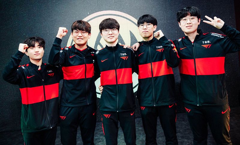 六強對抗賽開幕戰將由 T1 對上 G2(右)。(照片來源:Riot Games) image