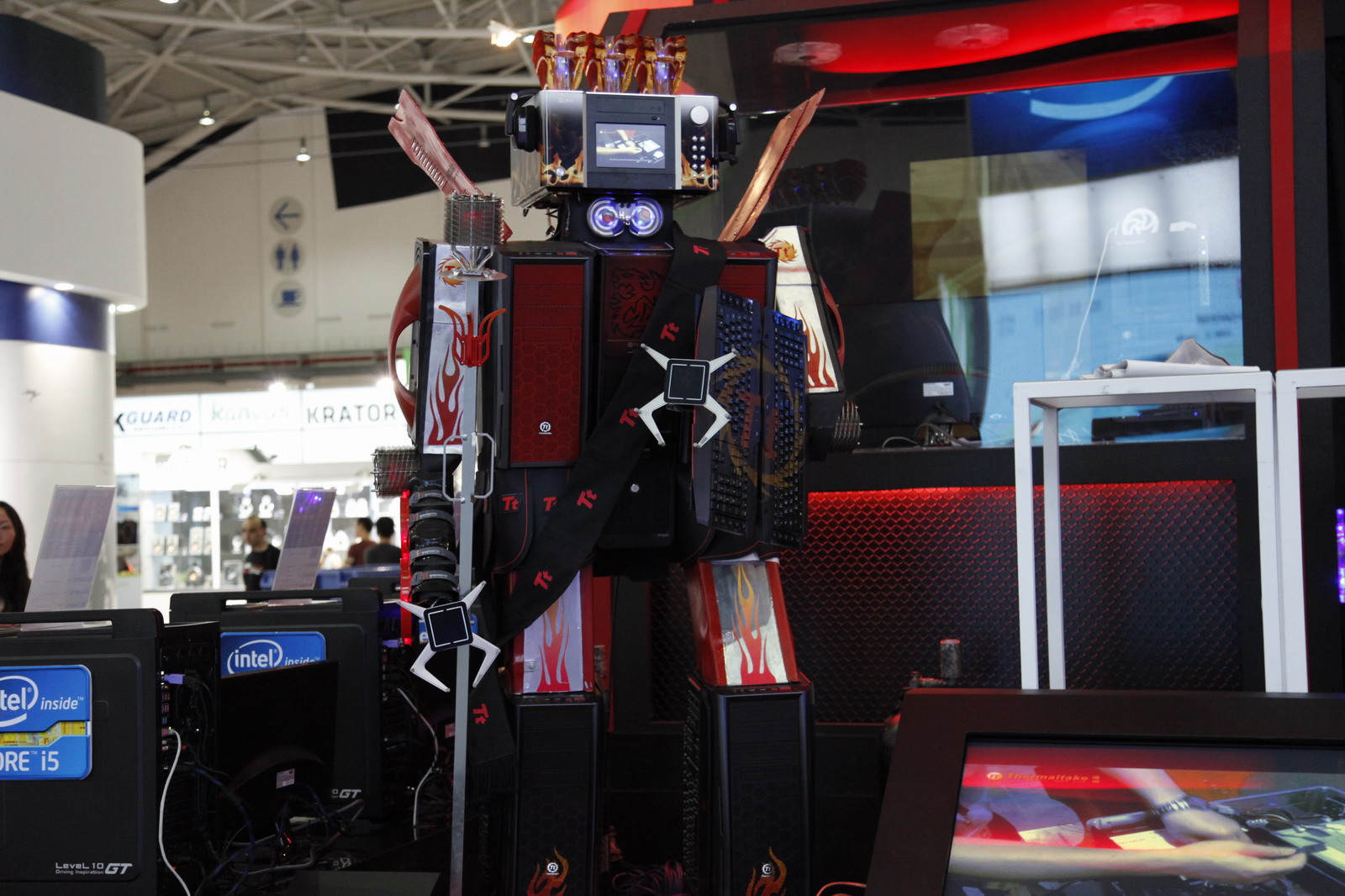 『曜越太陽戰士(Tt APOLLOS Warrior)』機器人,象徵曜越身為市場領導品牌永不停止的堅定和決心!