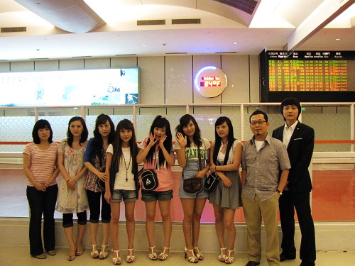 五位SPARKYZ女選手與多位韓國貴賓