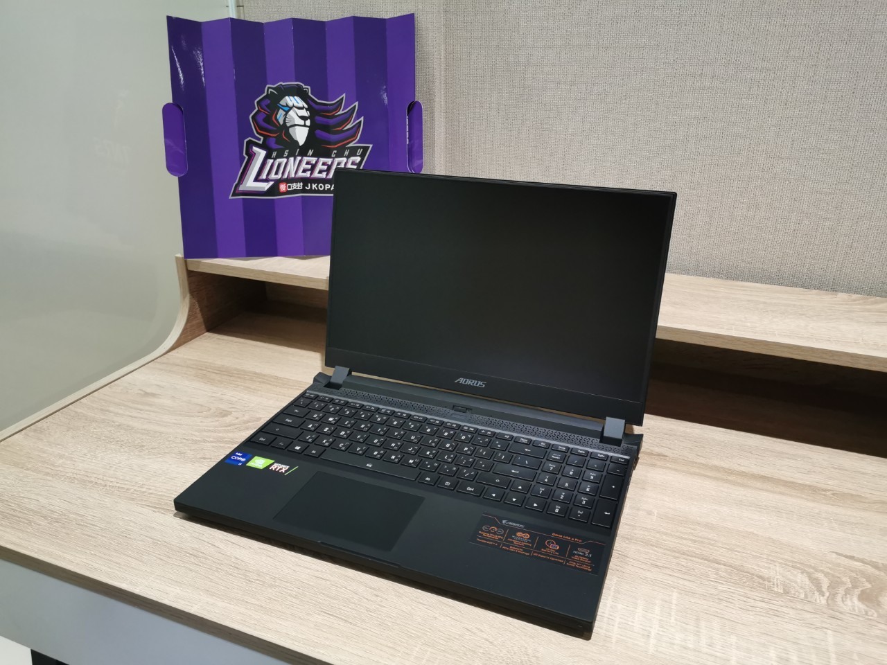 全新落成的職業球團複合性訓練基地 LIONEERS HUB 的球員宿舍休息室可見到 AORUS MODEL X 電競主機、AORUS FI32U 電競螢幕、AORUS 15P 電競筆電 image