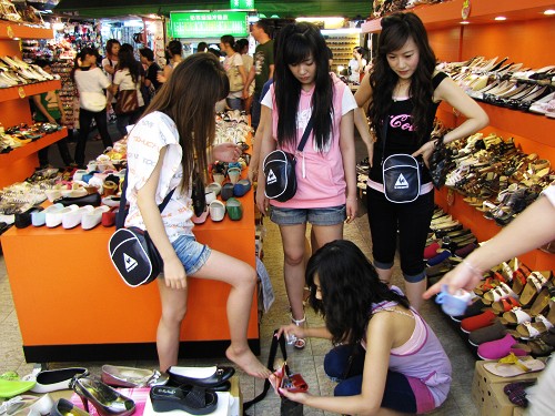 對士林夜市的鞋店同樣感到興趣濃厚