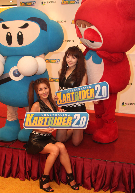 發表結束後,車模朴詩賢(左)與金娜妍開放拍照時間。