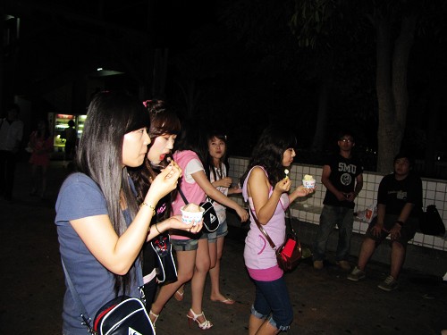 在熱鬧的士林夜市享受台灣的「泡泡冰」