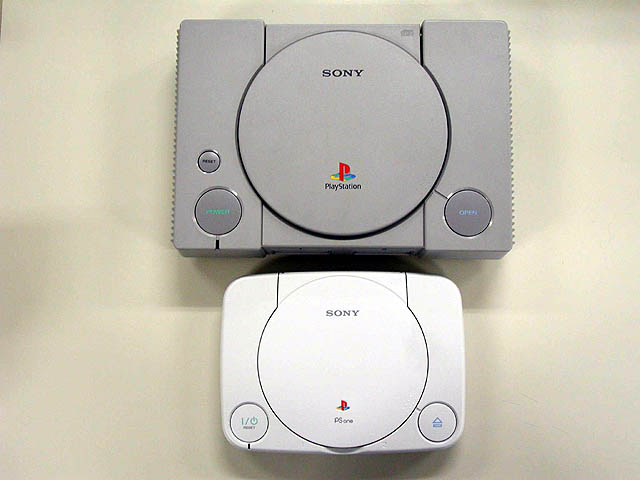 初版 PS 與 PSone 比較