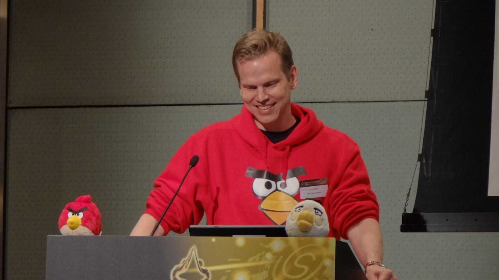 Henri 在會議的最後不忘提醒大家每天都要記得玩《火爆鳥》