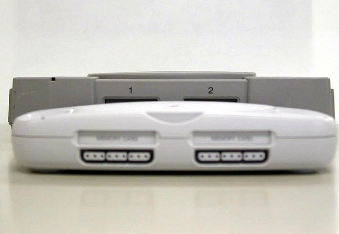 初版 PS 與 PSone 比較