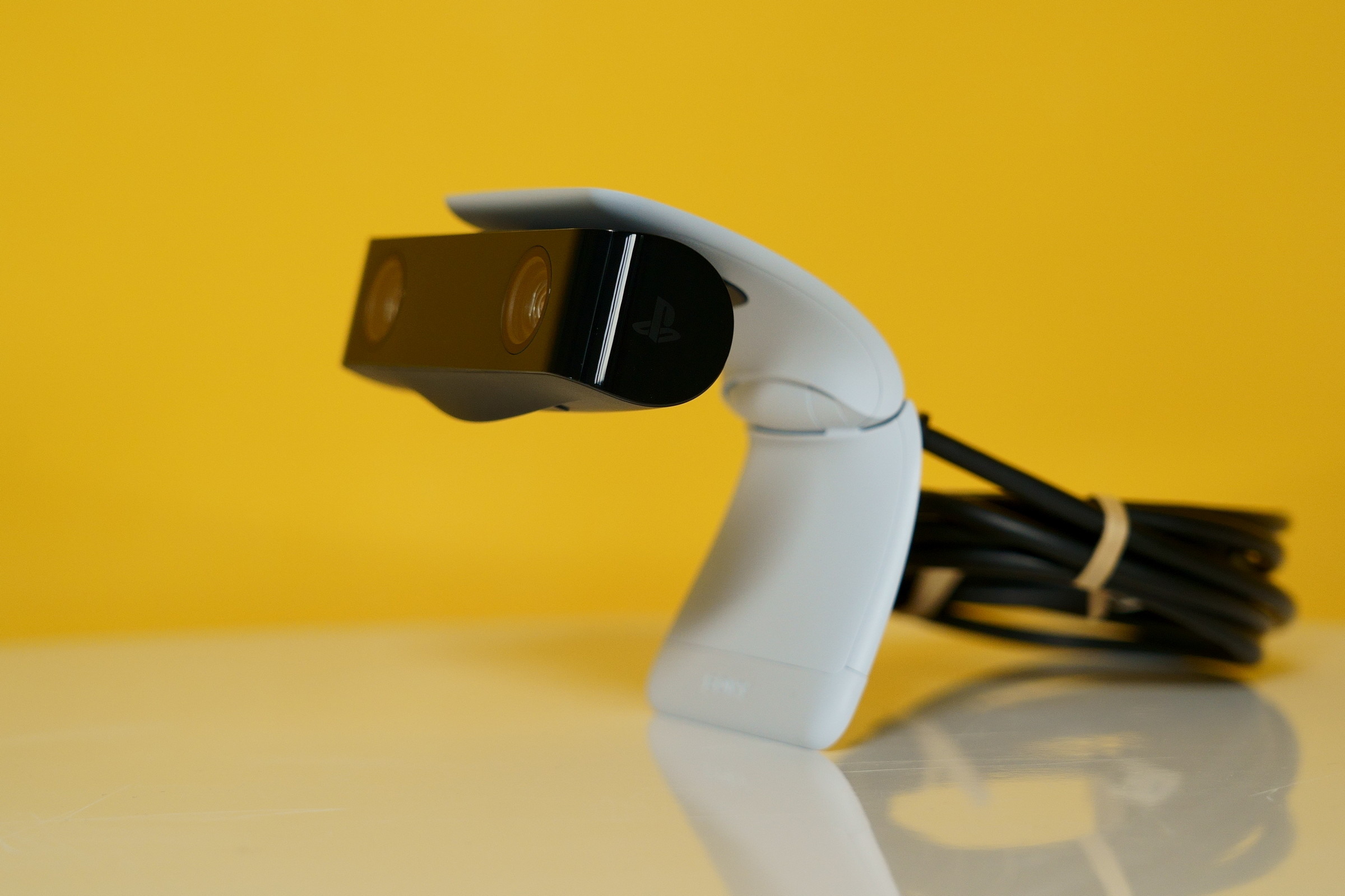 置放的腳座角度可以調整的範圍很大,還可以拉到垂直以便固定在電視上緣 image