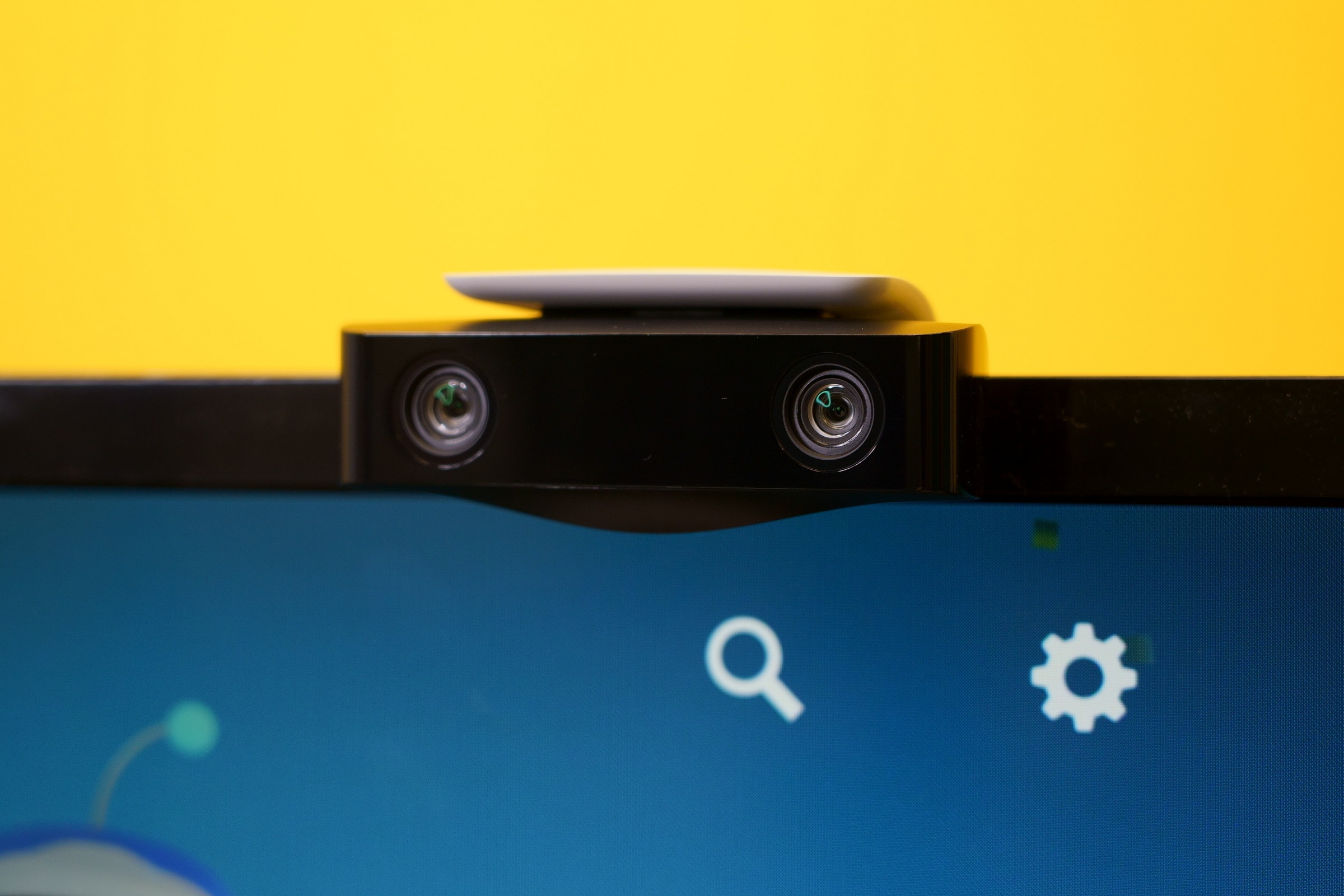 置放的腳座角度可以調整的範圍很大,還可以拉到垂直以便固定在電視上緣 image