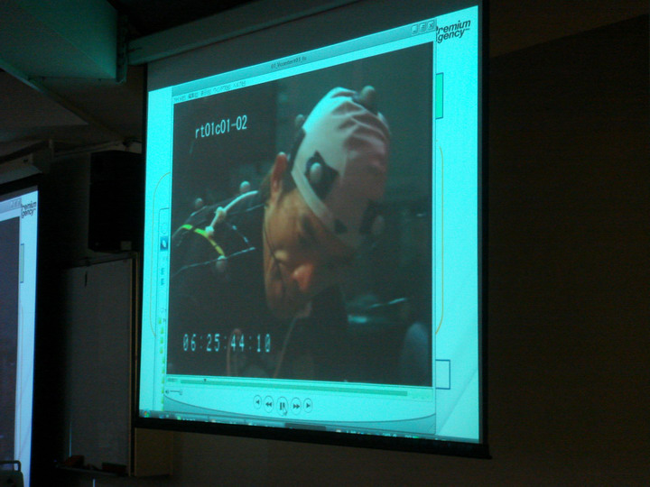 由真實演員進行演出