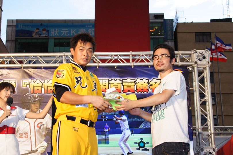 親自贈送獎品給幸運玩家