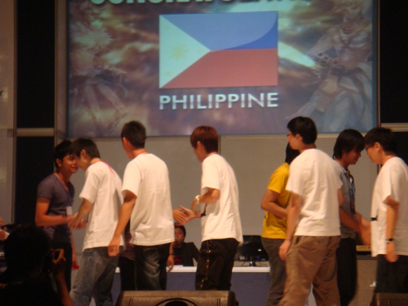 與菲律賓賽後友好握手