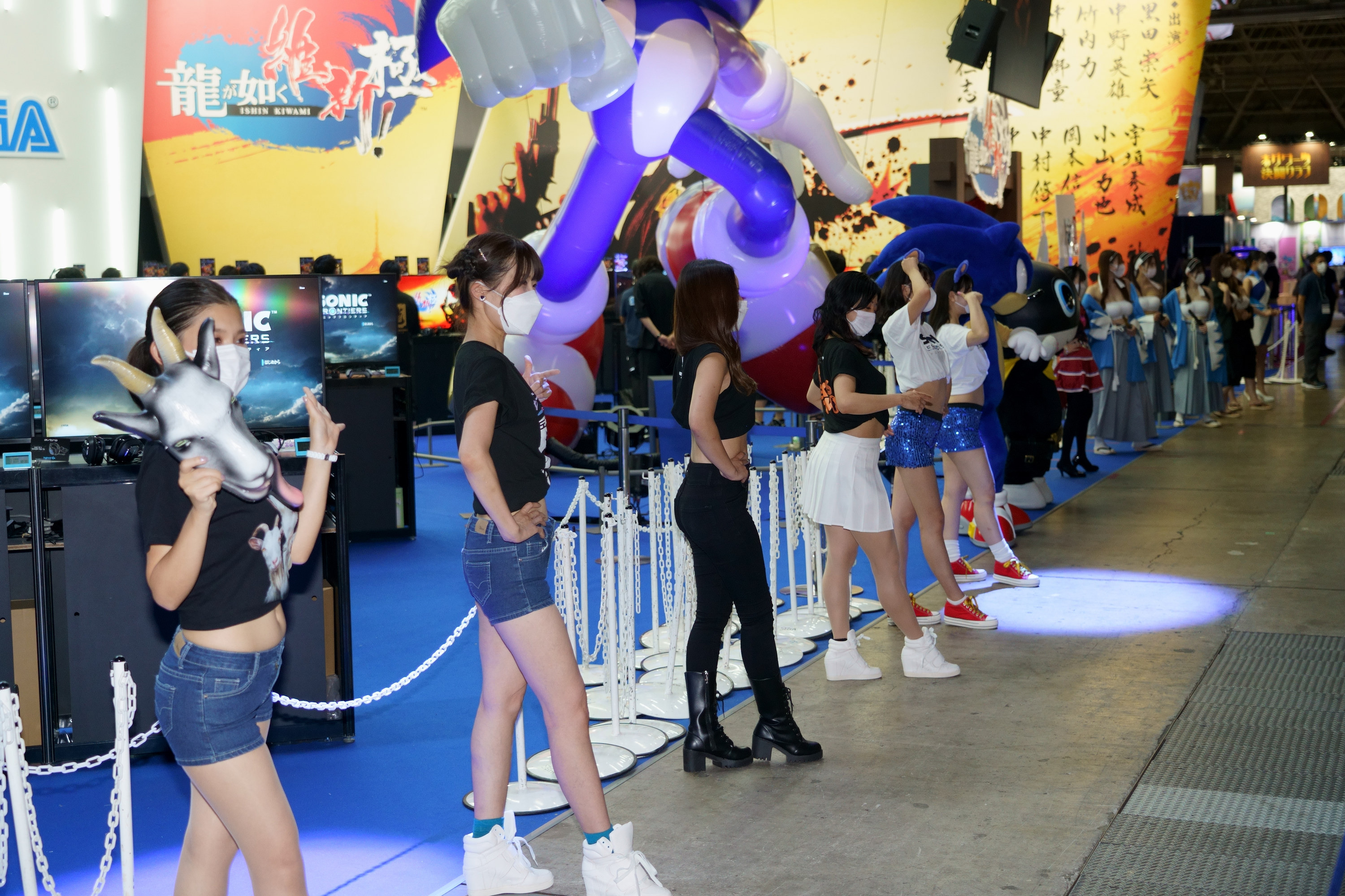 SEGA 攤位的展場女郎裝扮都很有特色,特別是《索尼克 未知邊境》的索尼克短褲女郎 image