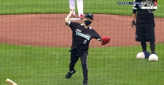 《英雄聯盟》選手ShowMaker與父親ShowMakerMaker（？）在韓國職棒開球《League of Legends》 - 巴哈姆特