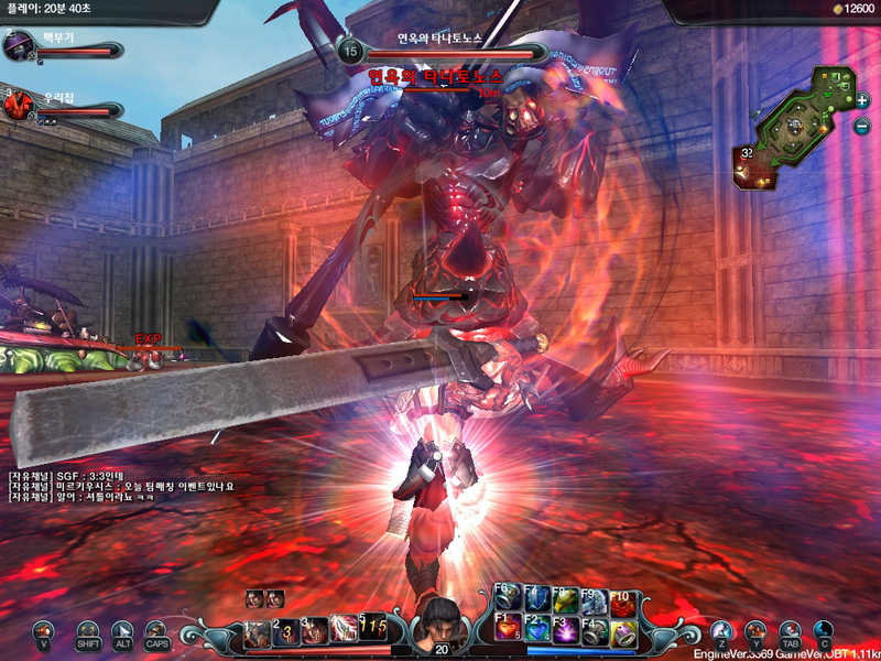 主城被摧毀後,會冒出一隻巨大怪物,只要擊倒就是勝利的一方了!