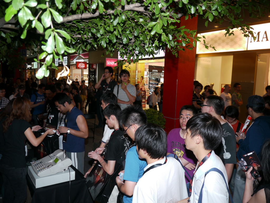 為了首賣玩家大排長龍