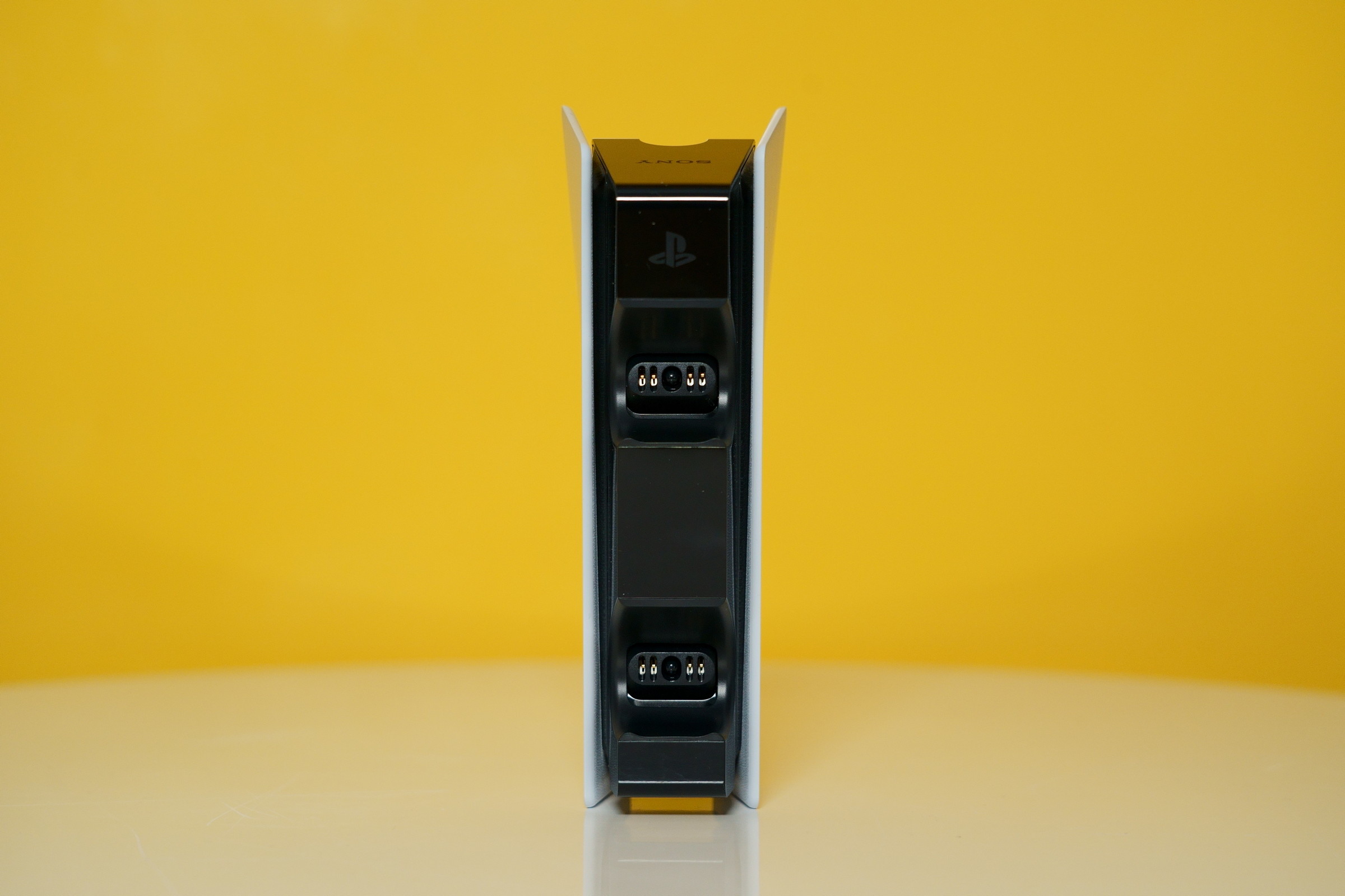 設計風格同樣配合 PS5 主機,透過 DualSense 無線控制器底下的接點充電 image