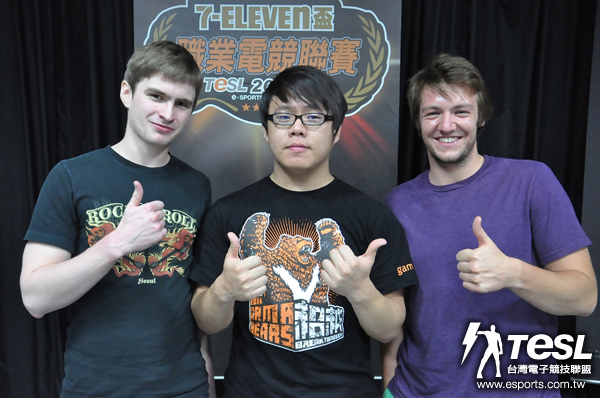 《星海爭霸II》無國界,兩位粉絲開心地與Sen(楊家正)留下紀念