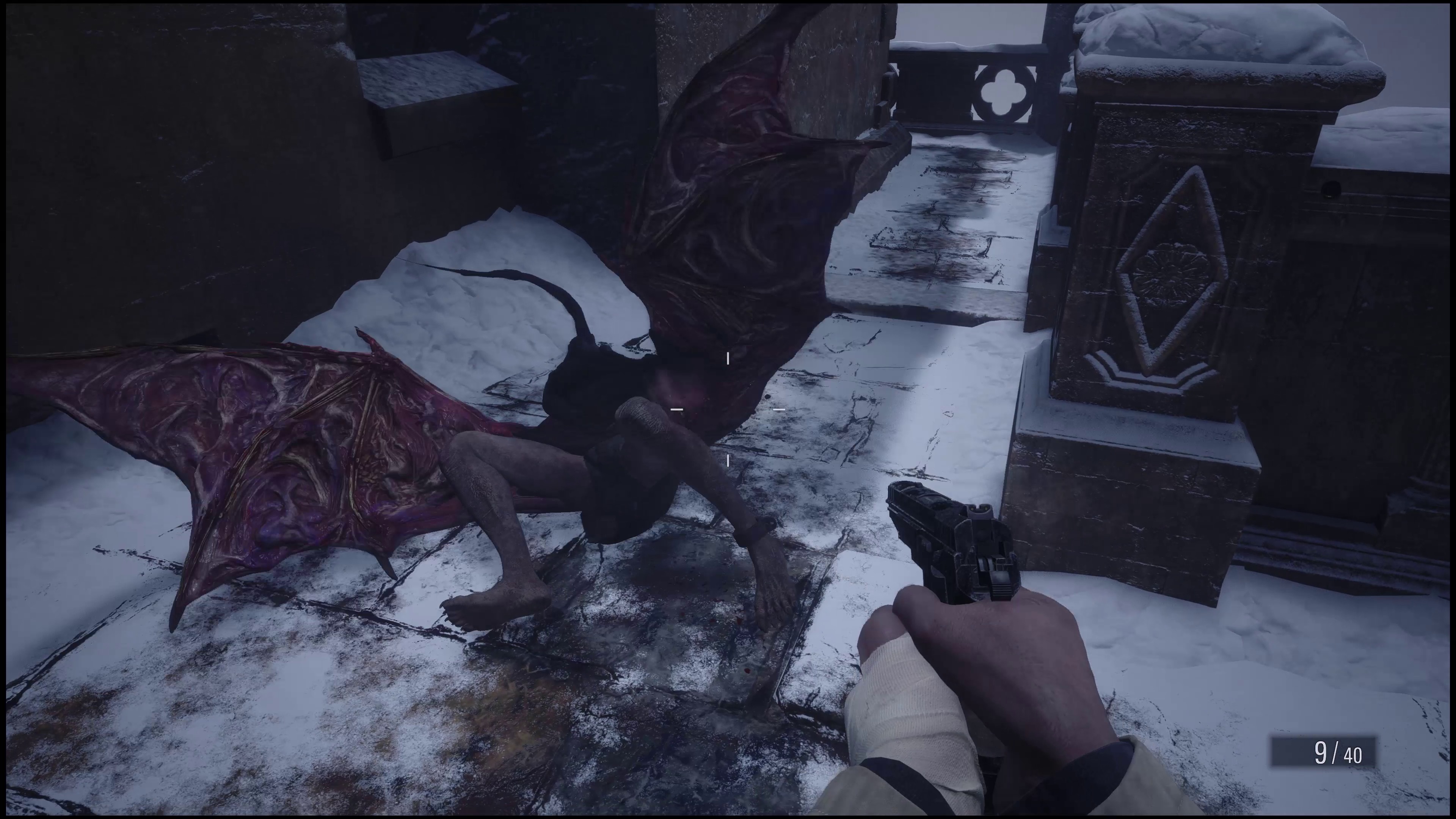 能看到屋頂上有疑似空中飛索的構造,在空中飛翔的不是鳥而是怪物 image