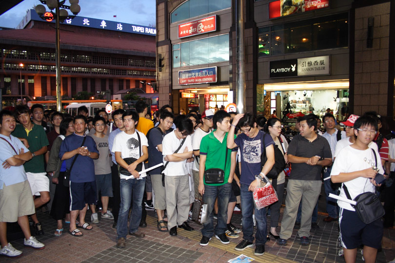 首賣簽名會大排長龍