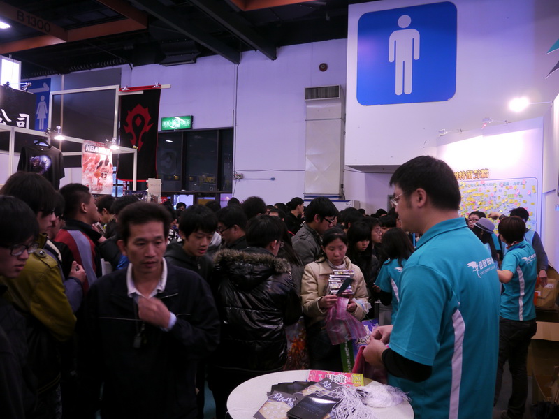 巴哈姆特攤位前也擠滿人潮