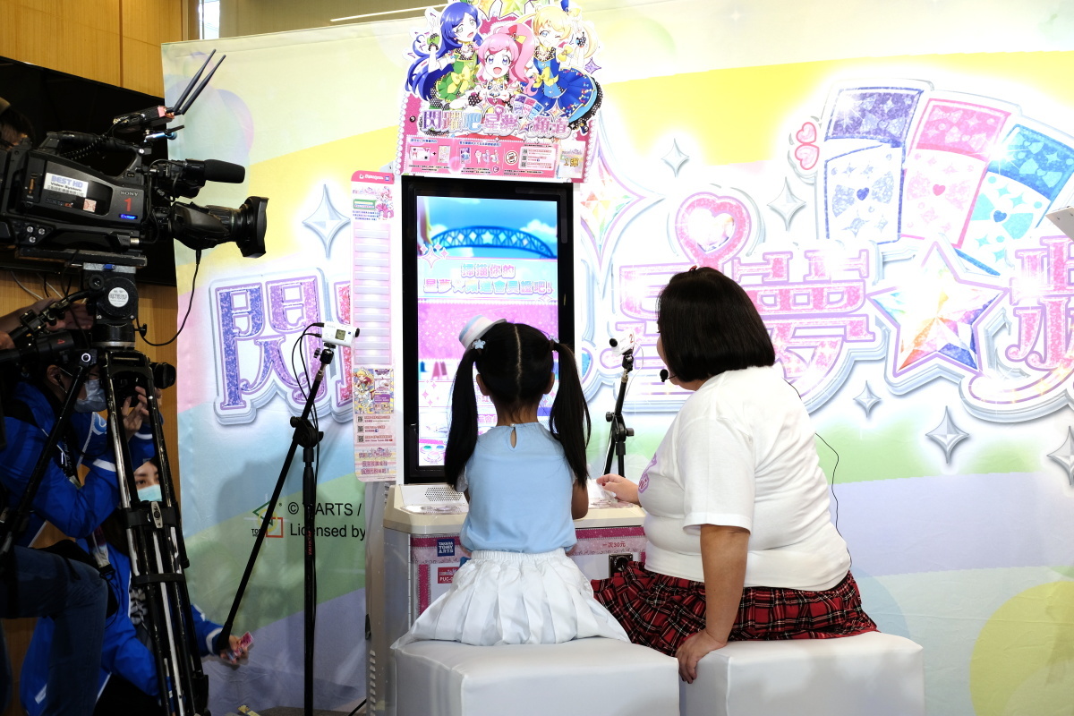 認真體驗遊戲的兩人 image