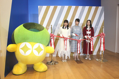 (左起)由原作者奈須蘑菇(布偶裝),飾演間桐櫻的下屋則子、飾演 Saber 的川澄綾子、以及飾演遠坂凜的植田佳奈 4 人進行了慶祝展覽會開辦的剪綵儀式 image