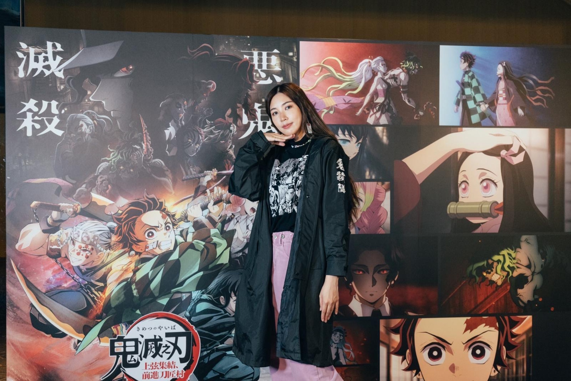 歌手黃玠瑋著鬼滅之刃服飾到場支持(左圖)。 《鬼滅之刃》中日文版同步上映,中文配音聲優老師(右圖)參加首映。 image