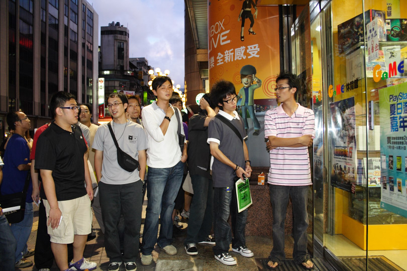 搶頭香的玩家中午就來排隊領號碼牌