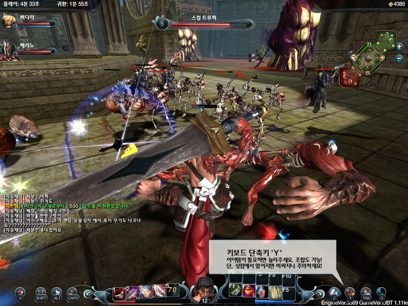 趁我方小怪一窩蜂檔怪時再上前進行攻擊吧