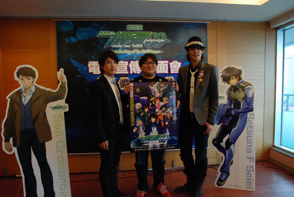 左起為聲優入野自由、監督水島精二、以及聲優宮野真守