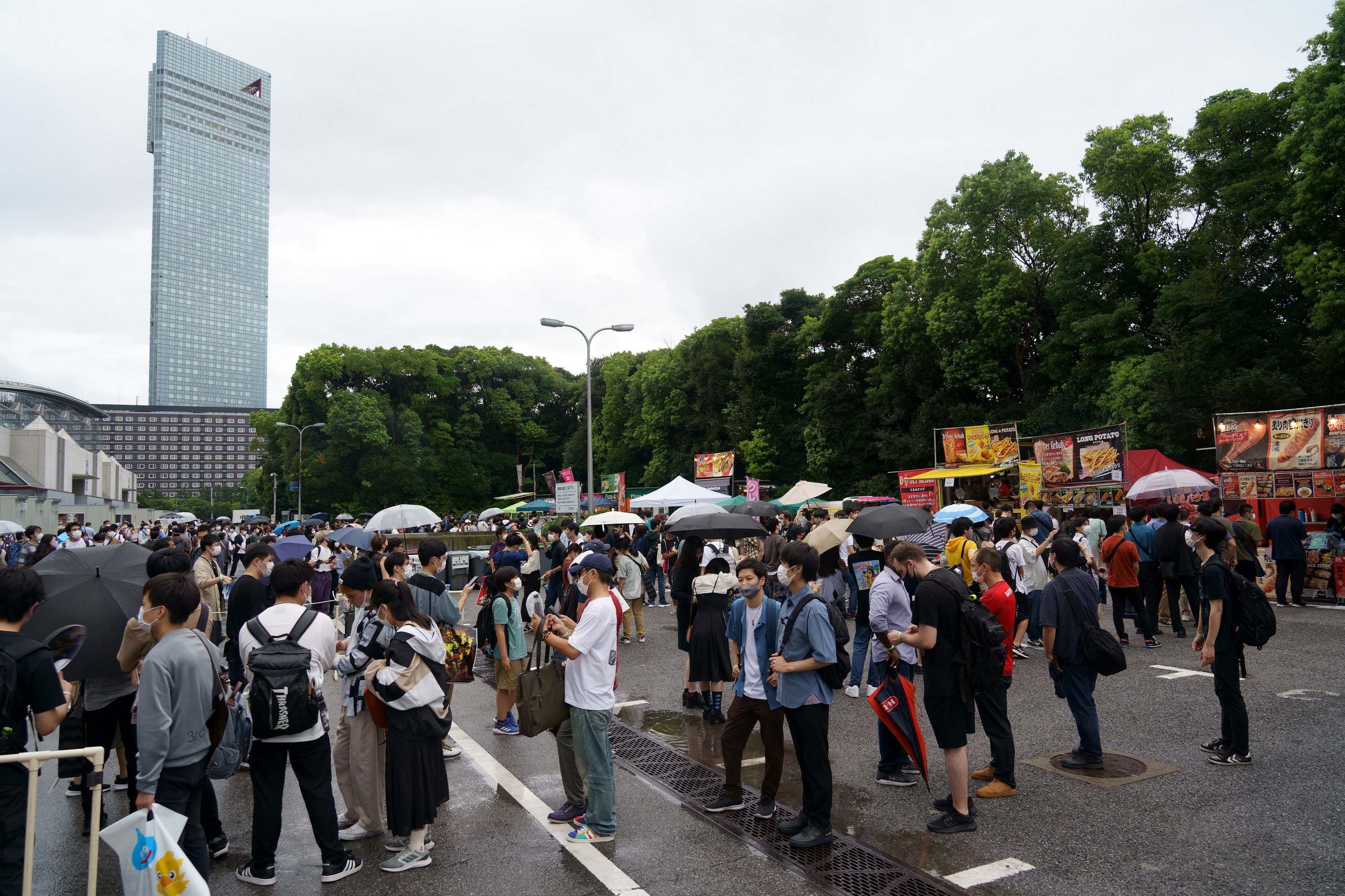 今年 TGS 把飲食攤位放到場外,不過展出第二天就有颱風外圍環流帶來雨勢 image