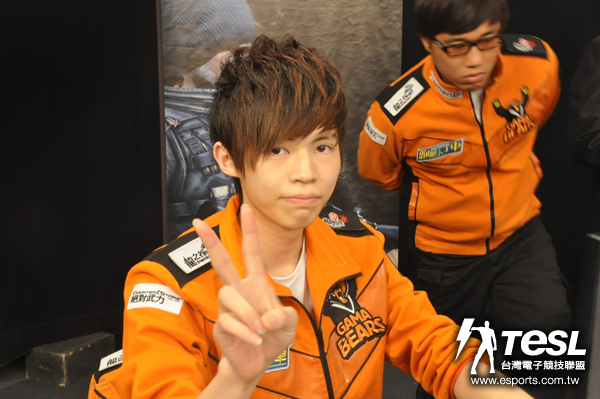 新加入橘子熊的歐文(余弘安)本周沒有一起參加員工旅遊,一個人苦練了一星期