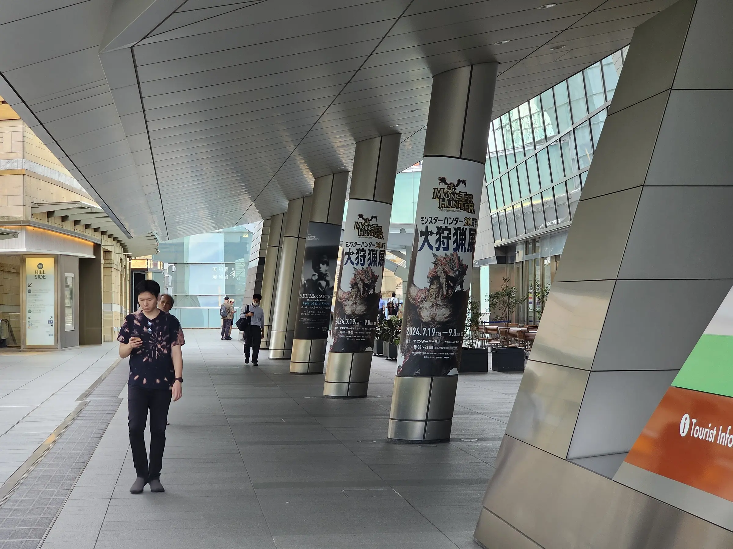 從東京地下鐵六本木車站出來之後,沿途都有大狩獵展的宣傳海報 image