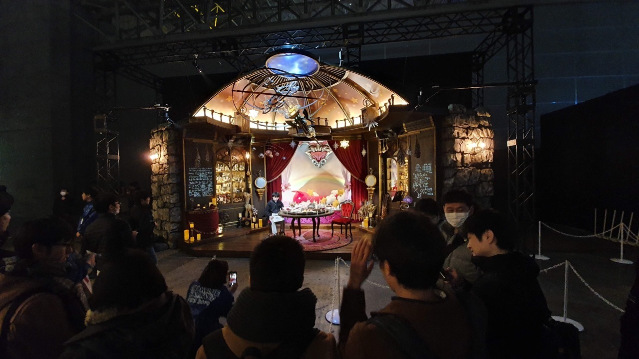 以卡莉歐斯托蘿平時用來做實驗的房間為藍本所打造出來的攝影區。除了有實驗道具以外,還有可愛的烏洛波羅斯布偶 image