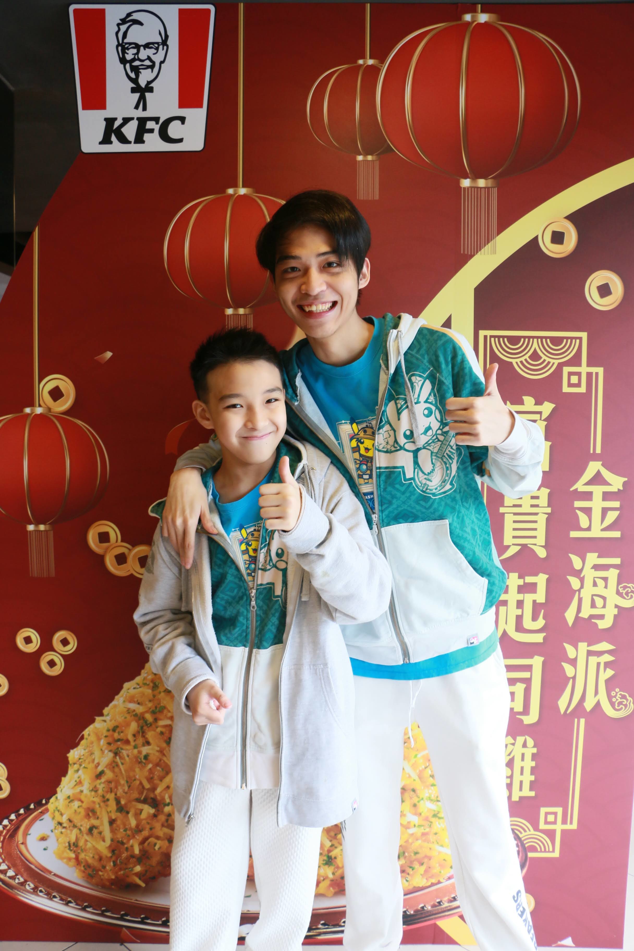 兄弟檔特別穿上寶可夢世界賽的特製紀念服裝前來記者會,吳比身上穿的更是僅此一件的「冠軍款」 image