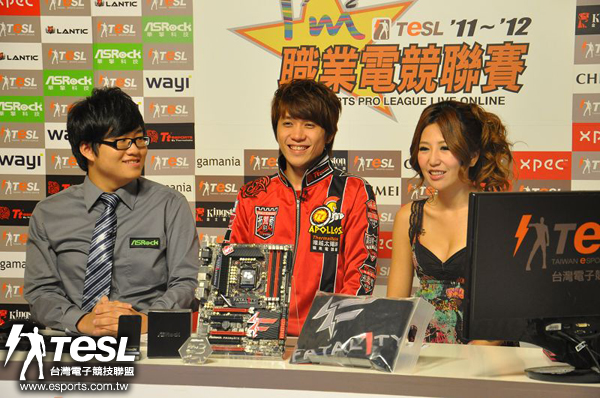 HRU(梁詠善)在賽後開心接受主播(謝依彤)和賽評(翁雋明)的訪問