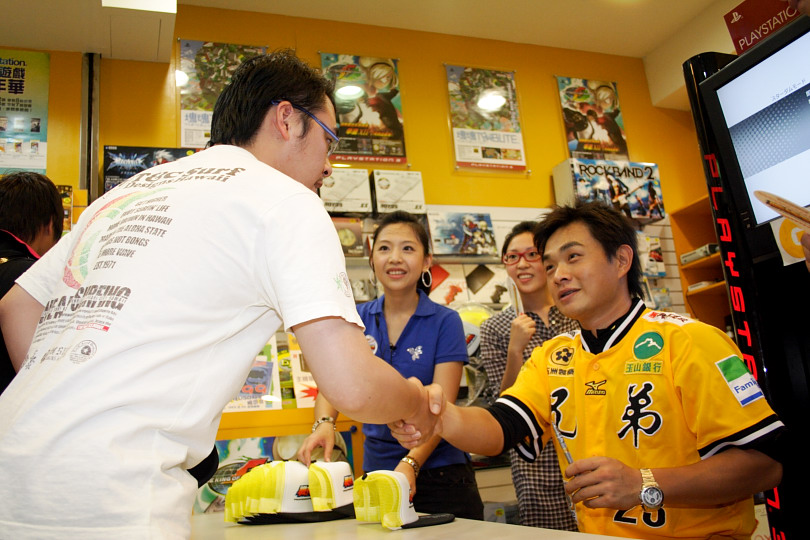 玩家興奮的與彭政閔握手