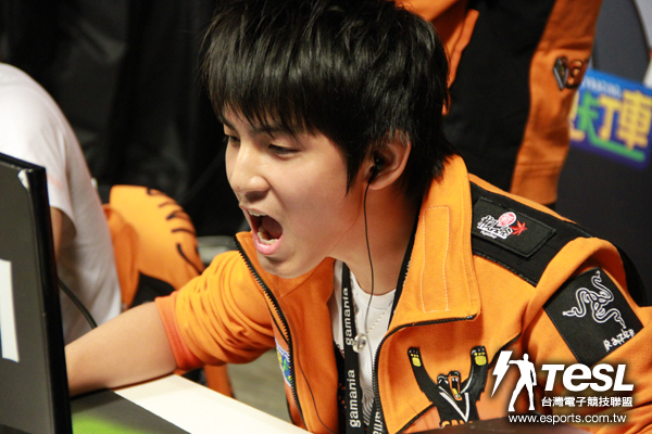 「200%的男人」SJ(徐顥璋)第一回合就上演一打三,幫助橘子熊率先搶下分數