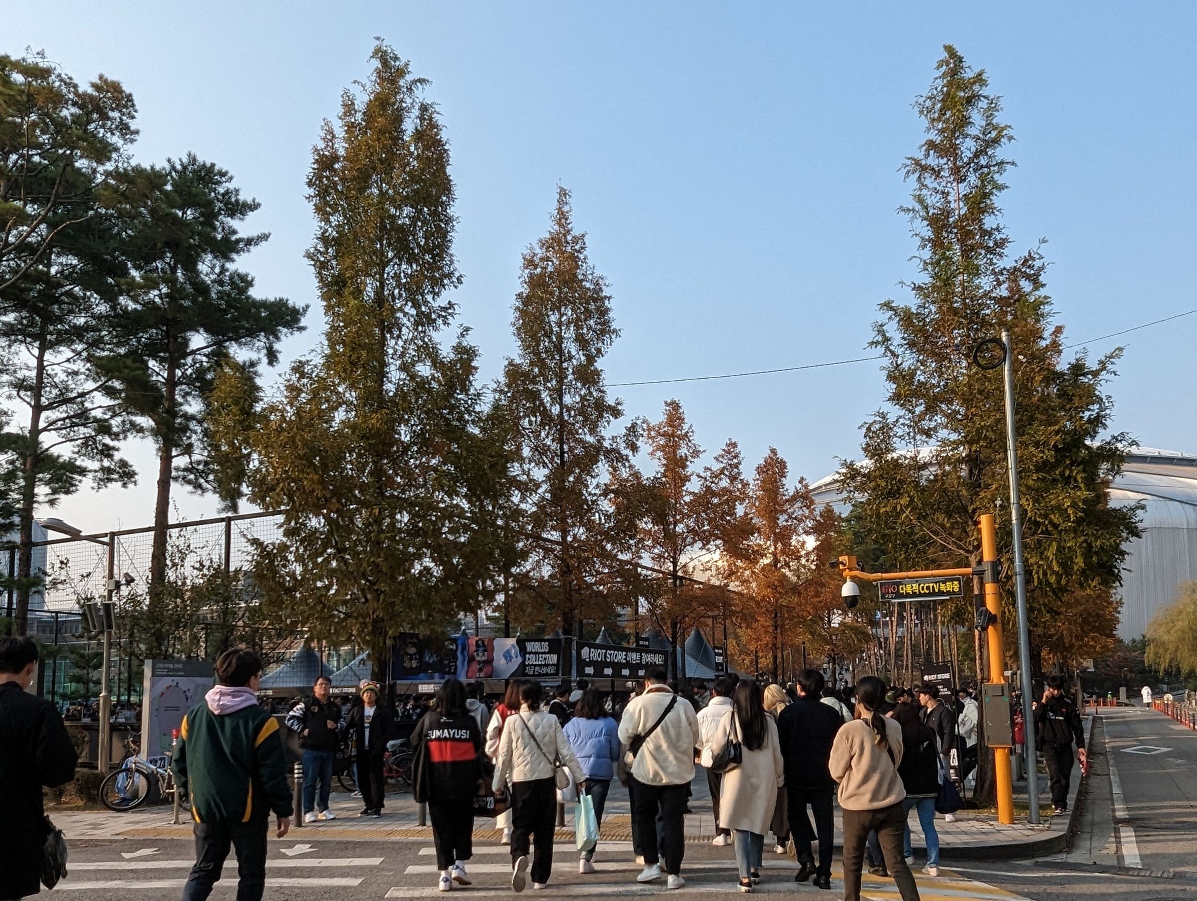 從地鐵出來的人潮 image