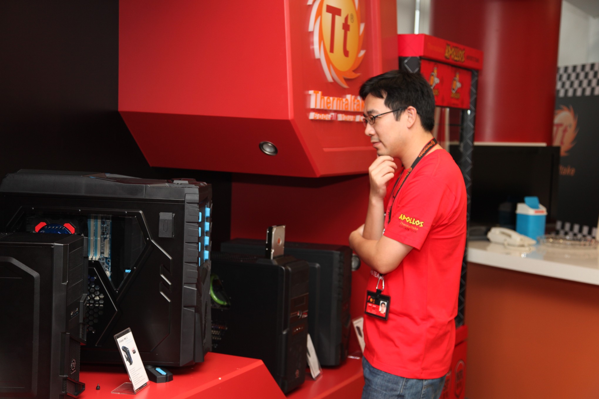 Jackie看著產品思索下一代的新機殼