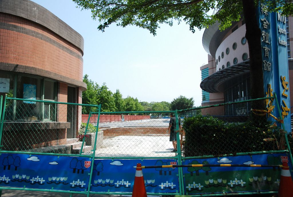 原本場外的主要活動場地整修中