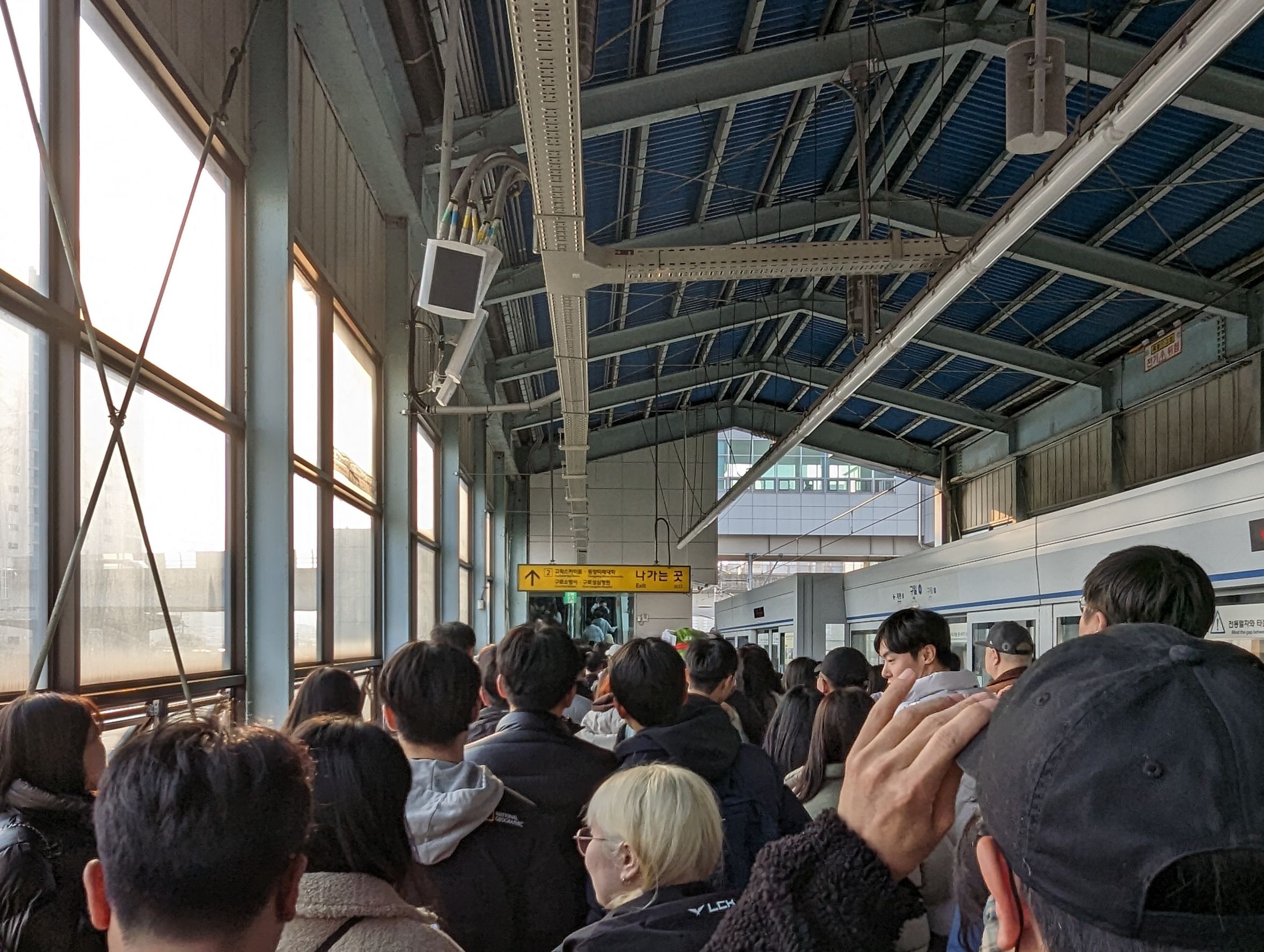 從地鐵出來的人潮 image